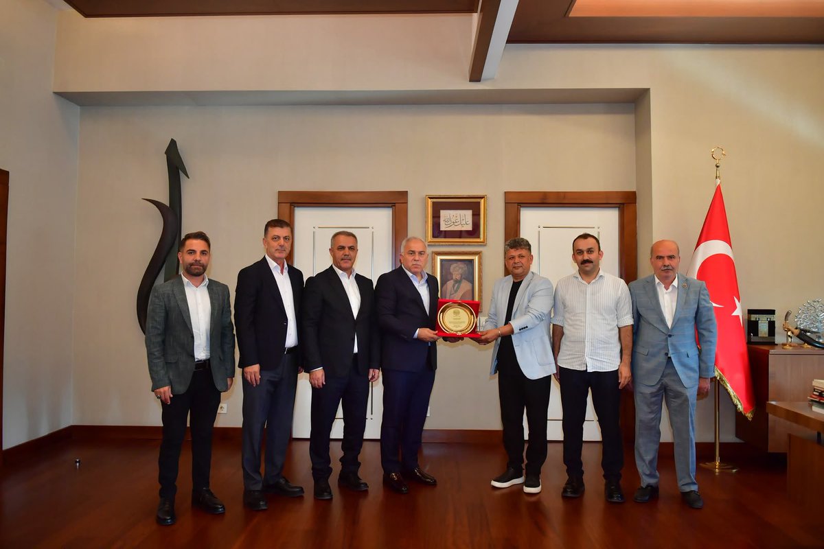 SansiHuseyin's tweet photo. Batman Vakfı İstanbul Şube Başkanı Hifzullah Yıldız ve beraberindeki heyetle Fatih Belediye Başkanı Sayın M. Ergün Turan’ı ziyaret ettik.

Vakfımızın kuruluş aşamasında gösterdiği destek için kendisine teşekkürlerimizi ilettik. İstanbul’daki Batmanlı hemşehrilerimizin dayanışmasını güçlendirecek bu yapıya verdiği katkıyı kıymetli buluyoruz.

Nazik ev sahipliği ve Batman’ımıza gösterdiği yakın ilgi için Sayın Başkan’a teşekkür ediyorum. Hemşehrilerimiz nerede yaşarsa yaşasın, aramızdaki gönül bağını güçlü tutmaya devam edeceğiz.

@MErgun_Turan @FatihBelediye @BatmanVakfi @hifsullahyildiz @fyslsns  @ilyasbastik