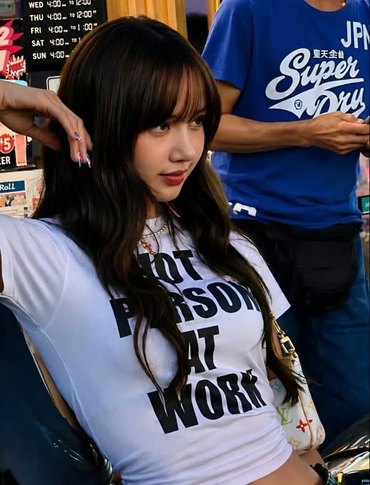 PortalLalisa's tweet photo. 📝: LISA para @Variety 

Pergunta: Você tem sonhos causados pelo estresse?

#LISA: O que é um sonho causado pelo estresse?

Pergunta: Quando você sonha que não se preparou para a prova e, então, acorda e percebe que não está mais na escola.

#LISA: O tempo todo! Eu ainda tenho sonhos assim hoje em dia. Eu não sabia que isso era algo comum!

Em alguns dos meus sonhos, preciso me apresentar para a avaliação mensal e simplesmente esqueci todas as falas e todas as letras. Então acordo e penso: “Não! Eu sou do BLACKPINK! Eu sou eu mesma agora.”

#LISAxTIFF26
#AlwaysLalisa 
#TIFF26