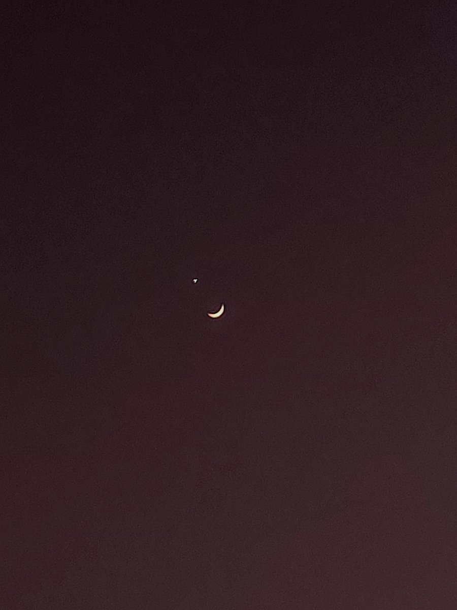 noyaaiy's tweet photo. the moon smiling at venus 🥹🌙 https://t.co/V1EBj8DrF1
