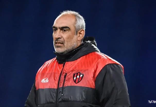 fedecolussi's tweet photo. Demostró no haber aprendido nada, y no estar a la altura, una vez mas.
DT de equipo chico. https://t.co/U5uOCp7YiL