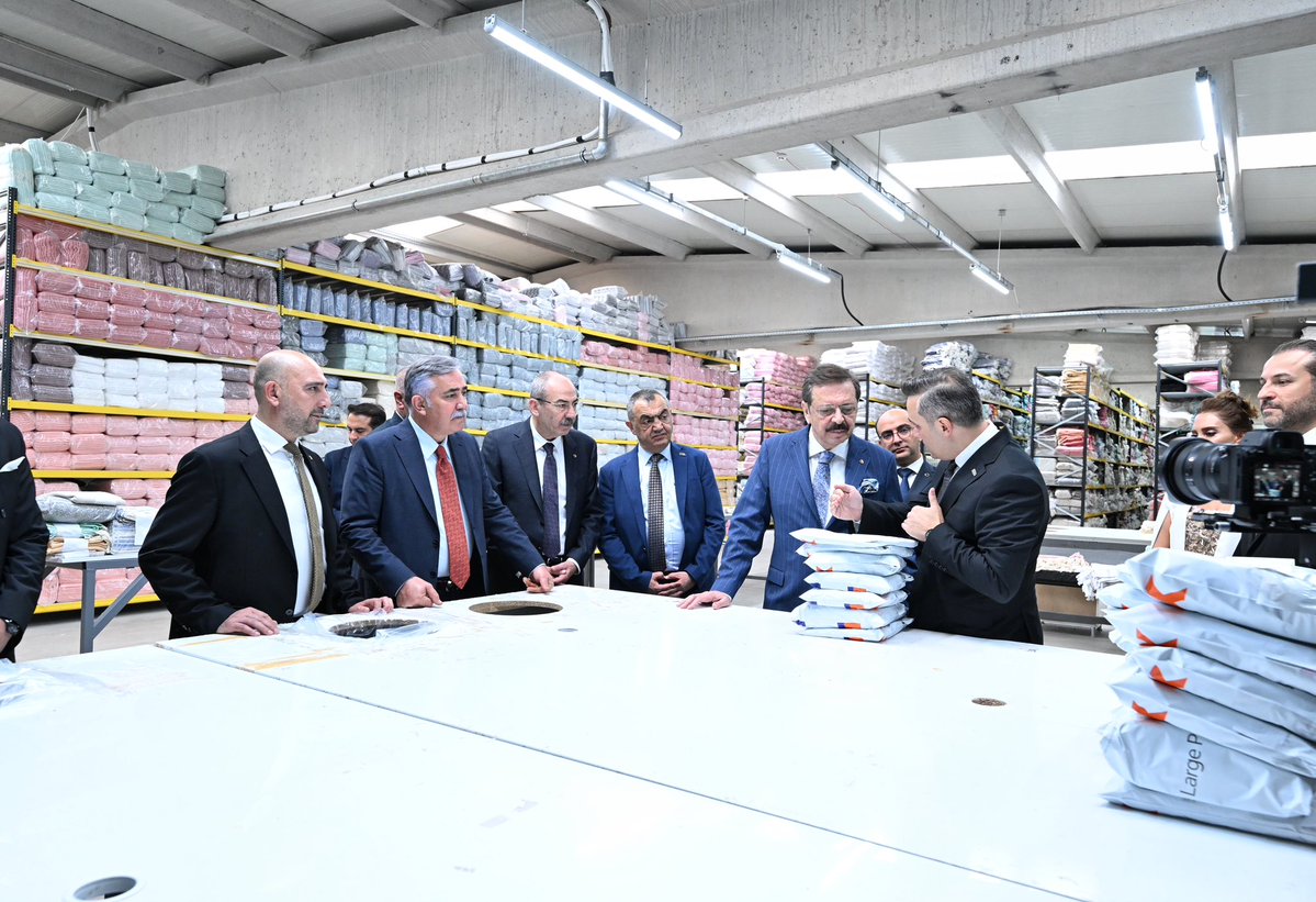 RHisarciklioglu's tweet photo. Kayseri Mimarsinan Organize Sanayi Bölgesi Yönetim Kurulu Başkanı Mehmet Arar ve Yönetim Kurulu Üyelerine hayırlı olsun ziyaretinde bulunduk. 

Yürütülen ve planlanan çalışmalar hakkında bilgi aldık. Yeni görevlerinde başarılar dilerim.

Mimarsinan OSB’de faaliyet gösteren Kayra Export firmasında incelemelerde bulunduk. 

Kayra Export Yönetim Kurulu Başkanı ve Elonky Global Pazaryeri Kurucusu Oktay Başpınar'ı ve ekibini e-ihracat konusundaki başarılı çalışmalarından dolayı kutluyorum. Kayra Export, 170 ülkeye ev tekstili ve ev dekorasyonu ürünleri ihraç ediyor.