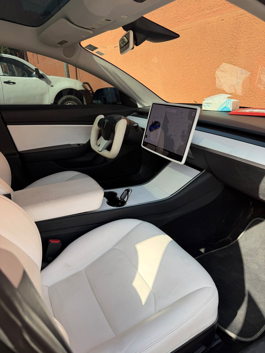 LatyrDiouff's tweet photo. 🚗 TESLA 2018/2019

⚡ Motorisation : 100% électrique
⚙️ Boîte : Automatique
📍 Kilométrage : 121.000 km
🔋 Autonomie : environ 350 km
✔️ Double toit panoramique
✔️ Intérieur cuir
✔️ Full Options
✔️ Révision complète effectuée à 121.000 km

💰 Prix : 18.500.000 FCFA https://t.co/BH8rT5tGDl