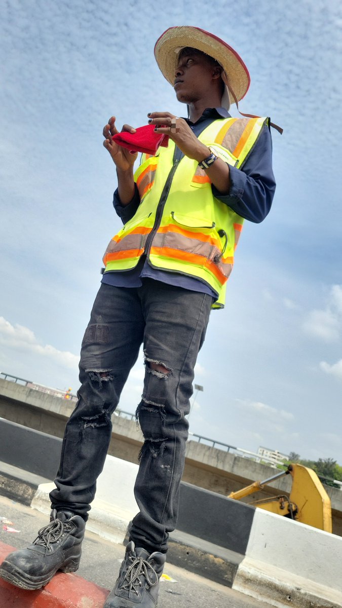 Alubarkabwoy's tweet photo. Sometimes you don't have to lead from the front to make a differences, because influence begins with simply showing someone what's possible.💖🚶‍♂️
  
@ConstructConnx
@CSCECNEWS
@CRCCNews

#Surveyor
#constructionengineers
#engineers
#construction
#fypシ゚viralシ 
#millionviews https://t.co/mGTgQY51MB