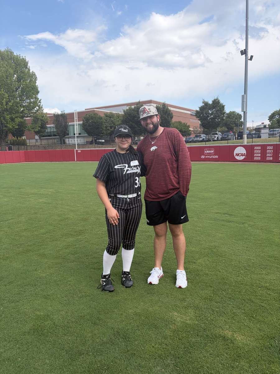 audreyhaywood10's tweet photo. Thank you @RazorbackSB for having me at the Elite Pitching, Hitting & All Skills Camp this weekend! I loved the atmosphere, the energy, and getting to work with the Arkansas coaching staff. I received some great feedback and left with things I can take straight into my game!  
Woo Pig 🐗
@CoachDeifel @PRSTAGGS @MattMeuchel @JusinShults33 @FuryXhelton @FuryPlatinum @Jeremy_P_Higdon