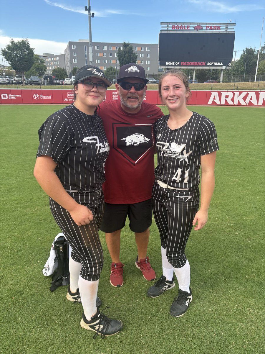 audreyhaywood10's tweet photo. Thank you @RazorbackSB for having me at the Elite Pitching, Hitting & All Skills Camp this weekend! I loved the atmosphere, the energy, and getting to work with the Arkansas coaching staff. I received some great feedback and left with things I can take straight into my game!  
Woo Pig 🐗
@CoachDeifel @PRSTAGGS @MattMeuchel @JusinShults33 @FuryXhelton @FuryPlatinum @Jeremy_P_Higdon