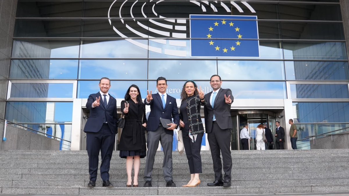 galvanochoa's tweet photo. 🔴 Comitiva

¿Y qué fueron a hacer a #Europa? Estrechar relaciones con grupos de derecha y hablar mal del gobierno mexicano. Romero no viajó solo; llevaba comitiva: Michel González (@MichelGonzalezM), secretaria general; Santiago Taboada (@STaboadaMx), de Acción Política y excandidato a la Jefatura de Gobierno de la Ciudad de México; Mariana Gómez del Campo (@marianagc), de Asuntos Internacionales (y sobrina de Felipe Calderón) y Luis Olmedo, secretario de Elecciones del partido.

✒️ https://t.co/uVHtpqOJKK