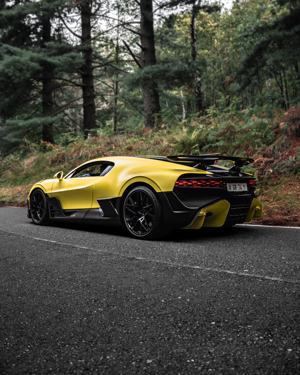competitionreal's tweet photo. Bugatti Divo 💛 https://t.co/2mWLOTMrwX