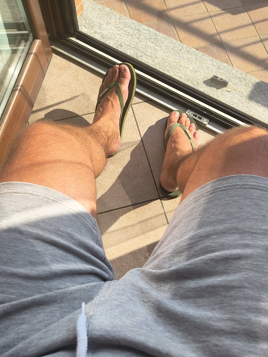 OrsoItaliano993's tweet photo. In ginocchio e leccare
👣🧎🏽‍♂️ https://t.co/qGCQKBw75R
