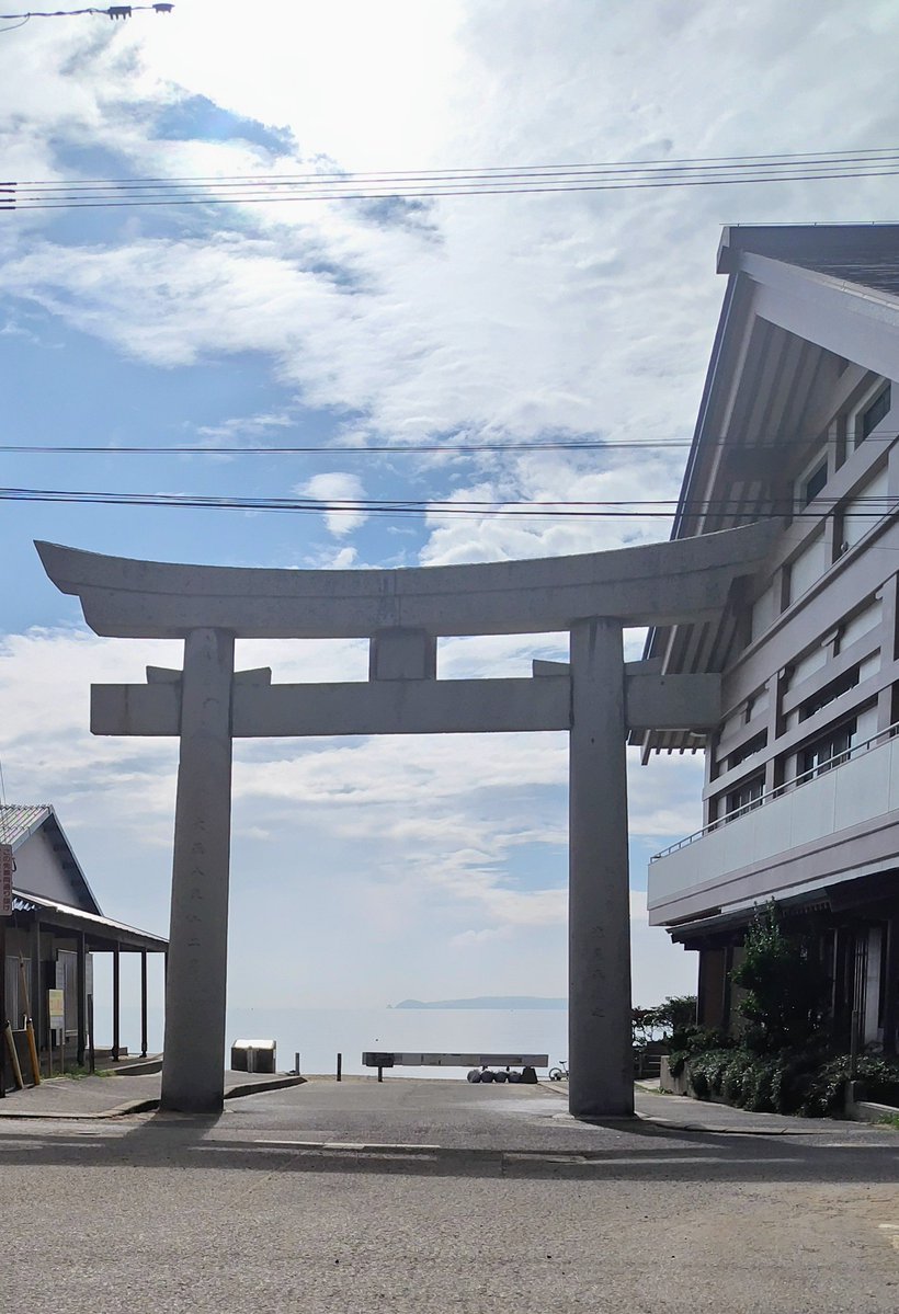 atsurinene's tweet photo. 次の目的地は
先ほどの⛩️の光の道の入口🌊
かがみの海✨

干潮時間になるまでにお腹を満たし（サバカレー美味しかったです🎶）

海辺を歩いていると
潮が引いた部分が既にかがみになっていることに気づいたので、干潮時間まで各自、自主練📷️に励みました😊 https://t.co/Vgo6Ic2ULo