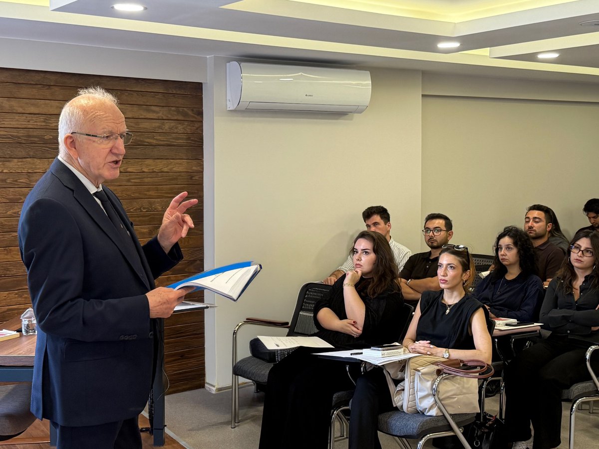istbarosu's tweet photo. İstanbul Barosu Başkanı Av. Prof. Dr. İbrahim Ö. Kaboğlu, İstanbul Barosu Eğitim, Araştırma ve Uygulama Merkezi'nde ilk CMK dersini verdi.

Kısa süre önce hizmete giren merkezimiz, hukukun üstünlüğünün tesisinde önemli işlevler üstlenecek ve baromuzun kurumsallığını yeni bir aşamaya taşıyacaktır.

Eğitimlerimize ve hukukun üstünlüğü için emek vermeye devam edeceğiz.
