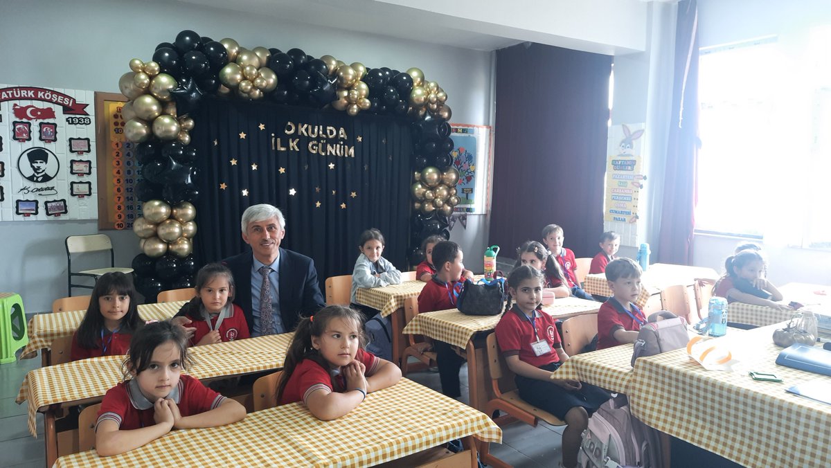 Pazar53_MEM's tweet photo. İlçe Milli Eğitim Müdürümüz Adem GÜNDÜZ Hüseyin Sarıoğlu İlkokulunda minik öğrencilerimizle buluştu.. https://t.co/ziTaeo13cx