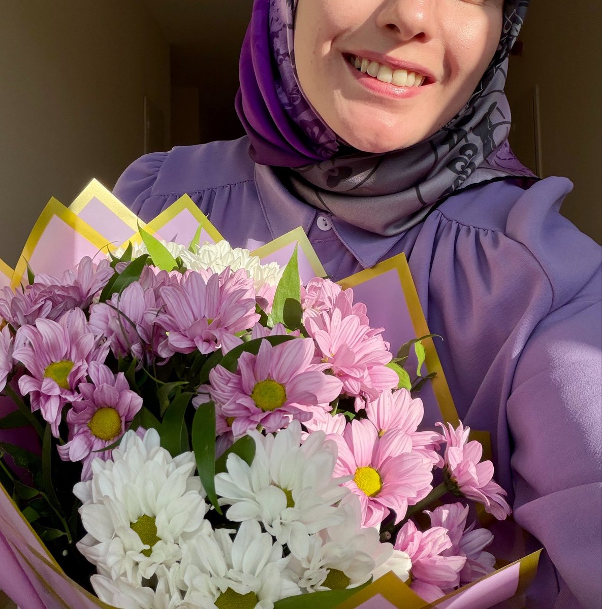 busrarslanim's tweet photo. Kombiniyle uyumlu çiçek alan kız neşesi🥳🧡 https://t.co/hOCglv2imU