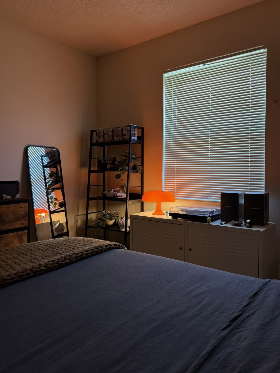 MCAYNWA's tweet photo. All you need is a workspace and a bed to rest. https://t.co/A7kD6YHu7I