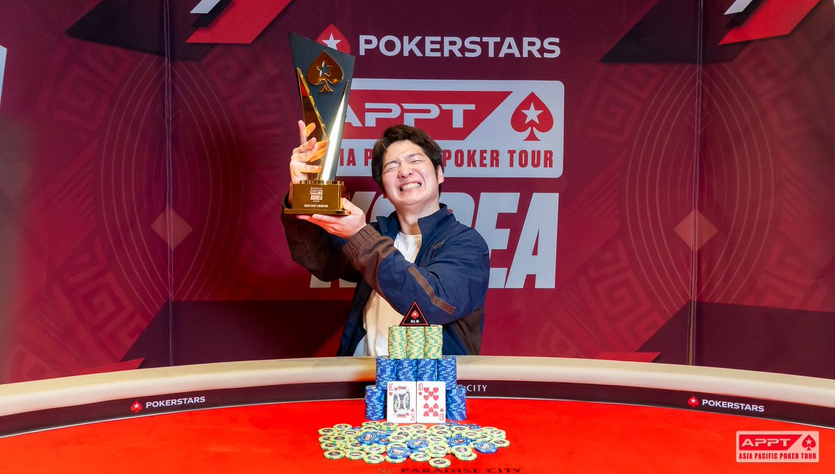 PSLiveManila's tweet photo. No easy ride to the title 🏆

But Hirotaka Fukatsu 🇯🇵 did what it took to claim the APPT Korea 2026 Main Event [₩1B GTD] title after going head-to-head with Xueying Zhao 🇨🇳 [1/2]

#APPTKorea2026 #PokerStarsLiveAsia https://t.co/BezGdTlhBc