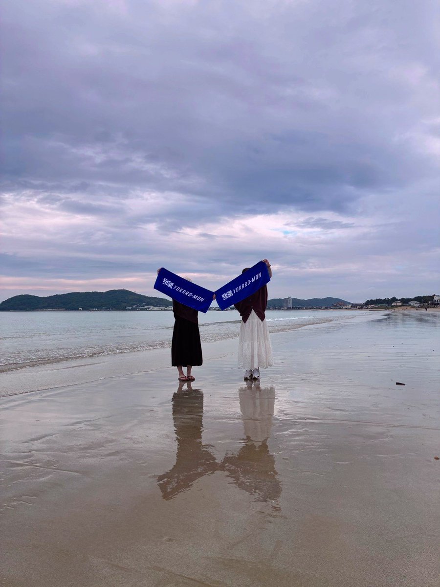 atsurinene's tweet photo. その成果がこちらです📷️

薄っすら水が張っている所を狙ってアクスタを設置すると
時々波にさらわれる推し達😂

降ったり止んだりのお天気でしたが
この時間は晴れていたので
砂まみれになりながら
何とか撮影しました😊

最後は宮城から一人旅中の方に
二人一緒に撮っていただいて
かがみの海は終了 https://t.co/yXRvRWenMw