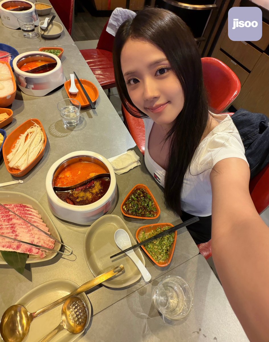 ForeverKimJisoo's tweet photo. https://t.co/9zKumLvYu9 update 🧸

"I should send you my happy memories from New York"

"Hot pot I ate by squeezing in time I didn't have" https://t.co/2cEVJC61Wo