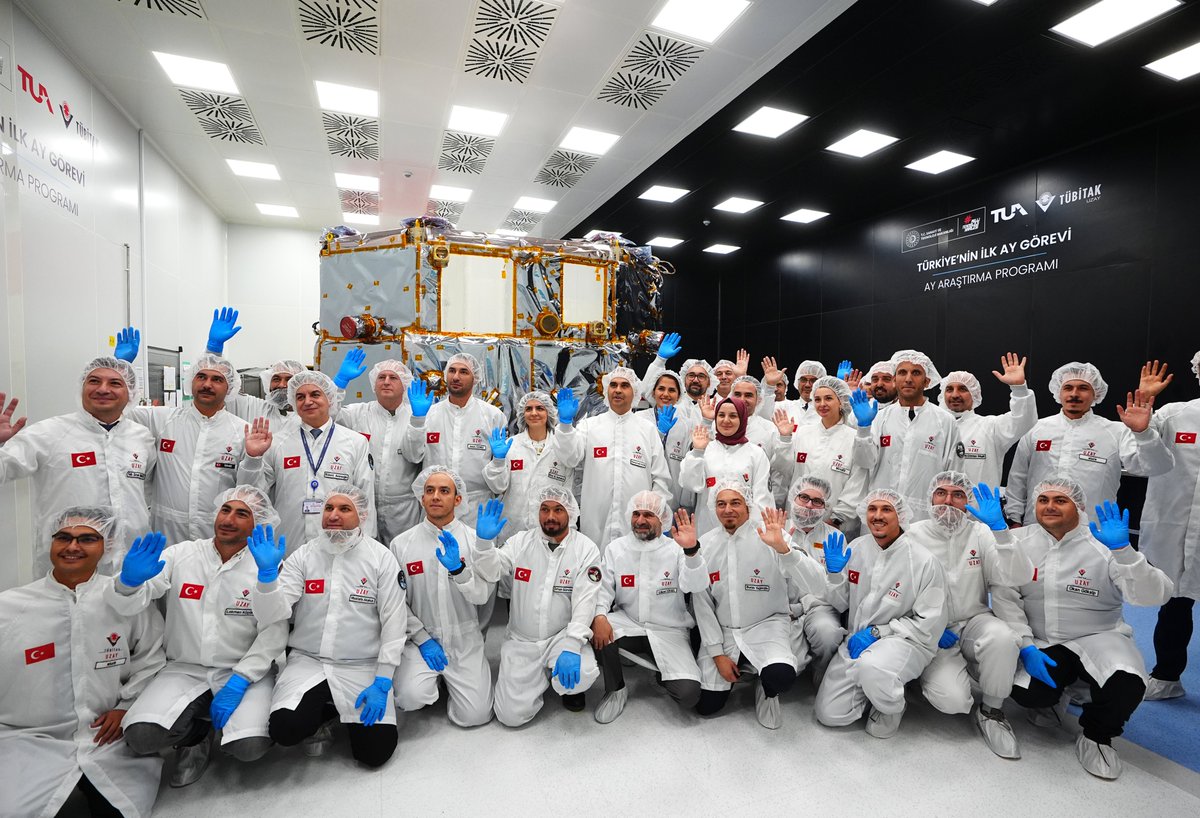 anadoluajansi's tweet photo. 🌗 Türkiye'nin ilk Ay görevi kapsamında geliştirilen uzay aracının üretimi tamamlandı

❝Aracımızı 2027 yılının ilk aylarında uzaya uğurlayacağız. Ay görevi gerçekleştiren 9'uncu ülke olmayı hedefliyoruz❞

🎙️ "Ay Araştırma Programı Basın Toplantısı"nda konuşan Sanayi ve Teknoloji Bakanı Mehmet Fatih Kacır ⤵️

— Ay'a erişmek üzere üretim, montaj ve entegrasyon faaliyetlerini tamamladığımız uzay aracımızı, sistem seviyesi çevresel testlerinin gerçekleştirilmesi için TUSAŞ bünyesindeki Uzay Sistemleri Entegrasyon ve Test Merkezimize, USET'e uğurluyoruz

— Ay uzay aracımızın, yaklaşık iki aylık yolculuğun ardından Ay yüzeyinden 100 kilometre irtifada bulunan kutupsal ve dairesel görev yörüngesine ulaşmasını öngörüyoruz

🔗 https://t.co/NwAYGKDXHU
