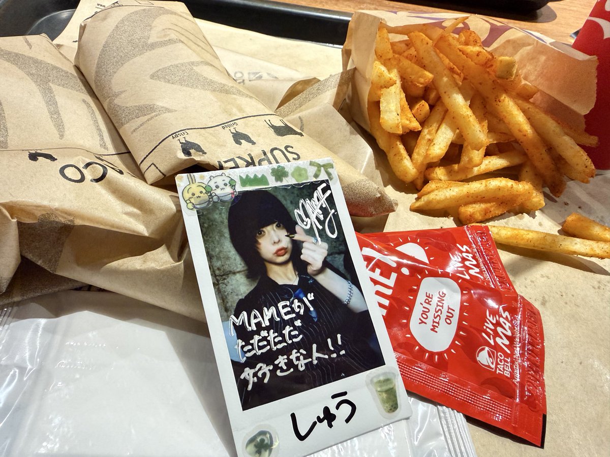 shu_sisi0's tweet photo. #MARKETSHOPSTORE Presents
Last Tour『Mudboat』
6日目 9/13(日)
渋谷チェルシーホテル
ついにきてしまった10周年当日ラストライブ。
当日の朝までいろいろ準備にかかってあんまり考える時間がないようにしていました。
当日になったらどんな気持ちになるかなって思ってたけど開場していつものみんなも久しぶりに会えたみんなもいるパンパンの懐かしいチェルホのフロアでどんなライブになるんだろうって気持ちの方が強くて嬉しかった。
そして始まったあの子達のライブは最初から最後までMARKET SHOP STOREらしいカッコいいステージと一緒になって遊ぶフロアが本当にただただ楽しくてこれで最後ってマジで思えなかった。
そして間違いなく最高のライブを最後にやってたって心からそう思うステージでした。
俺がMARKET SHOP STOREに出会って6年9ヶ月そこからほぼ全部のライブに行く事ができていろんな事あったなって楽しい思い出をたくさん!そして最高に楽しい6年9ヶ月本当に本当に本当にありがとうございました!!
ちーば!NANO!KASUMI!MAME!
10年おめでとう!そして心からありがとうございました!!
またね😊
#MSS
#マケショ
#MAMEが世界で1番好きな人
#MAMEと過ごす最後の夏
