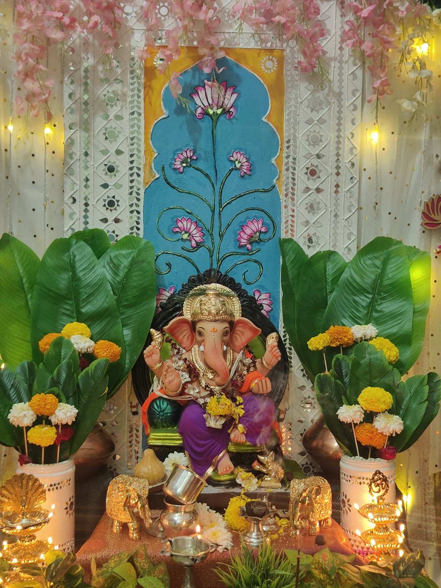 prajkta2406's tweet photo. गणानां त्वा गणपतिं हवामहे
कविं कविनामुपमश्रवस्तम्।
ज्येष्ठाराजं ब्राह्मणं ब्राह्मणस्पत्
अः नः शृण्वबलौतिभिः सीद सदनम् ॥
#theme_pic_India_bappa
#mybappa 🙏🙏🚩🚩 https://t.co/eiho6eZWAa