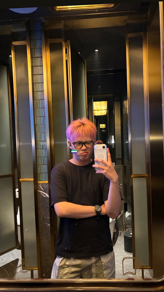 reiinazr's tweet photo. [QUEER FRIENDSHIP APPLICATION]

name: bin
age: 21
occupation: jadi hirono
mbti: Ekstrovert meNTok P (entp😜)
zodiac: pisces
height: 183
hobby: bagoyang goyang dan mencari uwang cihuy😝 
fun fact: i’ll keep dyeing my hair every week until I go bald 🙃 https://t.co/Sj6Gr22wbA