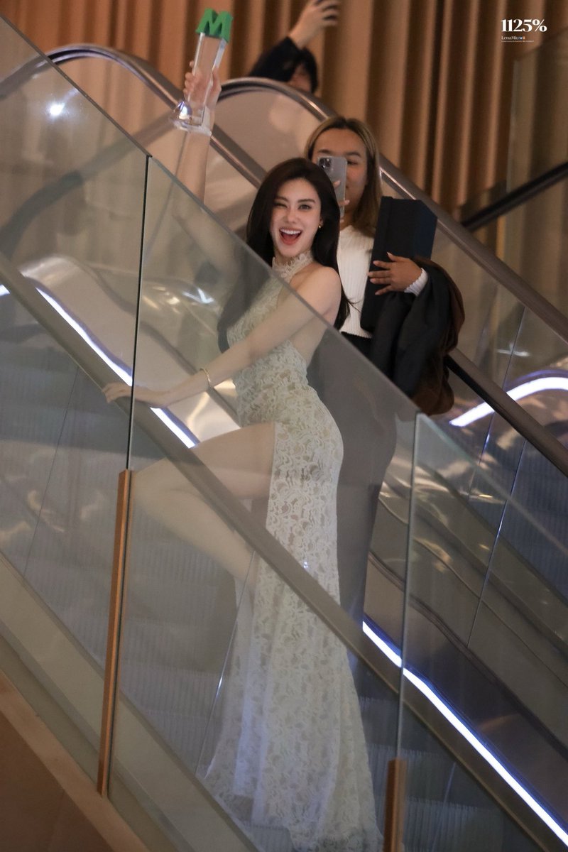 lscharchives's tweet photo. lena showing off her award…and her legs 😳

LENA X MCHOICE AWARDS #MchoiceMintAwards26xLena
#lalinalena #ลีน่าลลินา https://t.co/poOPBitMFW