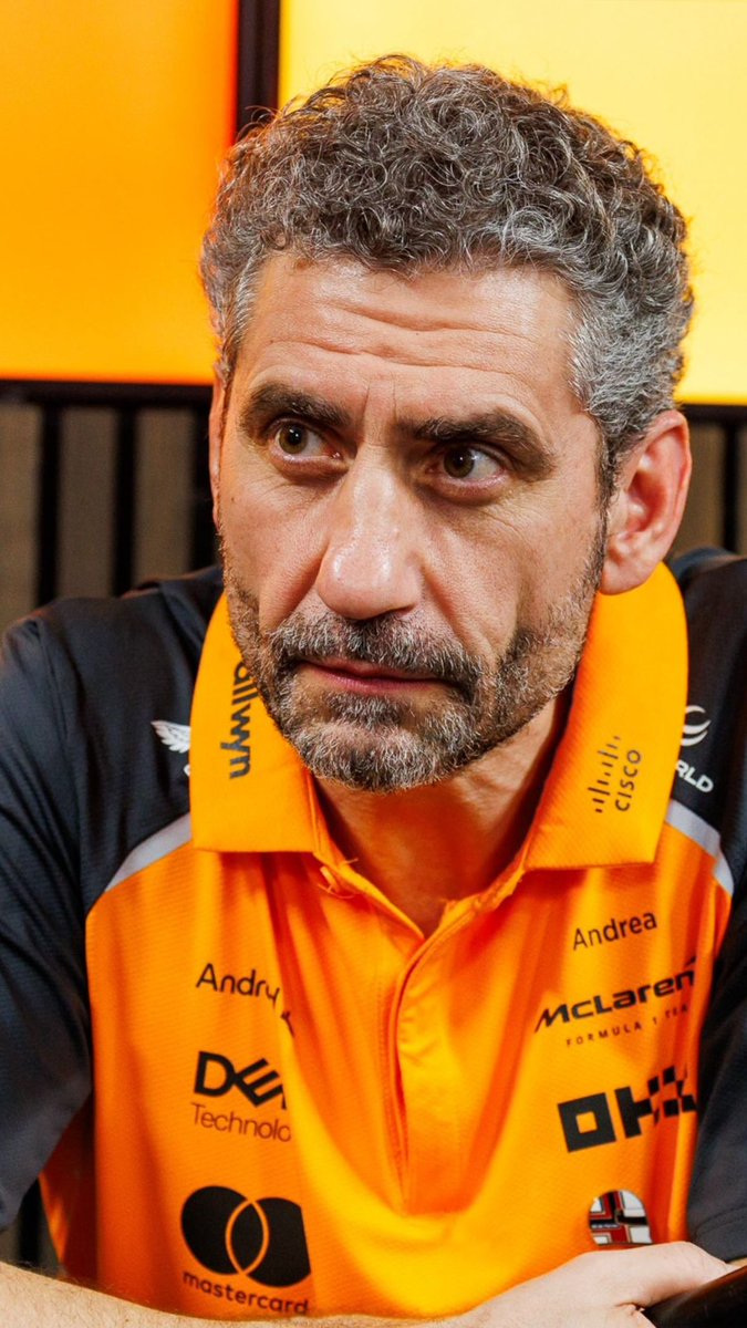 InfoOP81's tweet photo. 🗞️ | Segundo Stella, o resultado de Madri destaca, de qualquer forma, alguns aspectos nos quais Piastri precisará trabalhar:
 
"Oscar precisa se classificar melhor e tentar ficar mais perto do pódio. Ele deve encontrar uma sintonia ainda maior com o MCL40". 

O chefe de equipe da McLaren destacou em seguida como, em alguns momentos, Piastri tende a refletir demais enquanto pilota, desacelerando suas próprias decisões:

"Quando ele pilota pensando muito no que está fazendo, suas decisões se tornam mais lentas. De qualquer modo, esperamos ver um Oscar muito forte na segunda metade da temporada".

O australiano terminou apenas em oitavo lugar depois de danificar a lateral da asa dianteira na largada, perdendo assim parte do equilíbrio do carro e aumentando o risco de graining (desgaste irregular dos pneus).
