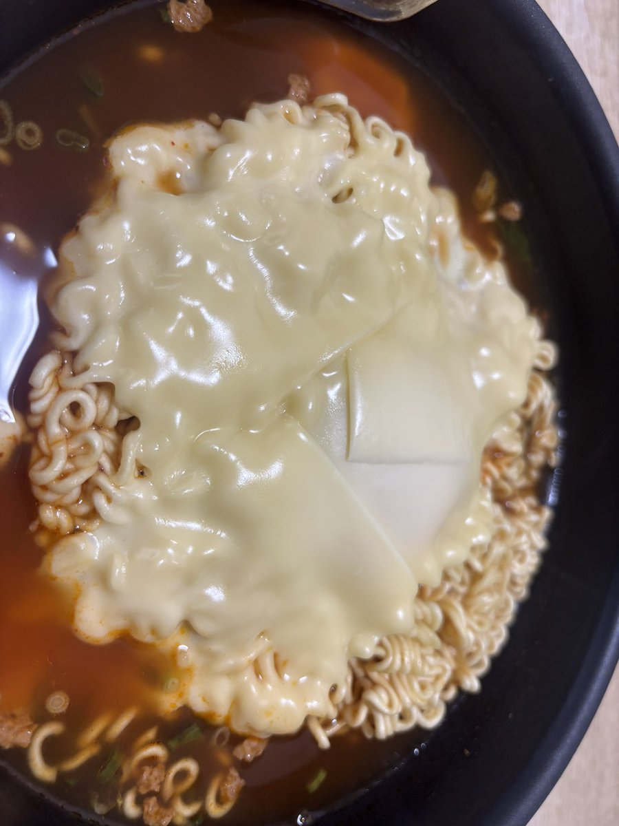 7aya_7's tweet photo. 食べちまった

辛ラーメンにチーズたっぷり https://t.co/tG2j8bhJsM