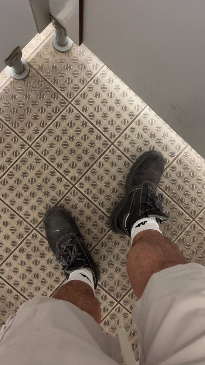 PatronAbdel91's tweet photo. J’ai mes chaussures de sécurité à faire décrasser avec une 👅 de blanche 
Des volontaires ? https://t.co/839Y8uXUtl