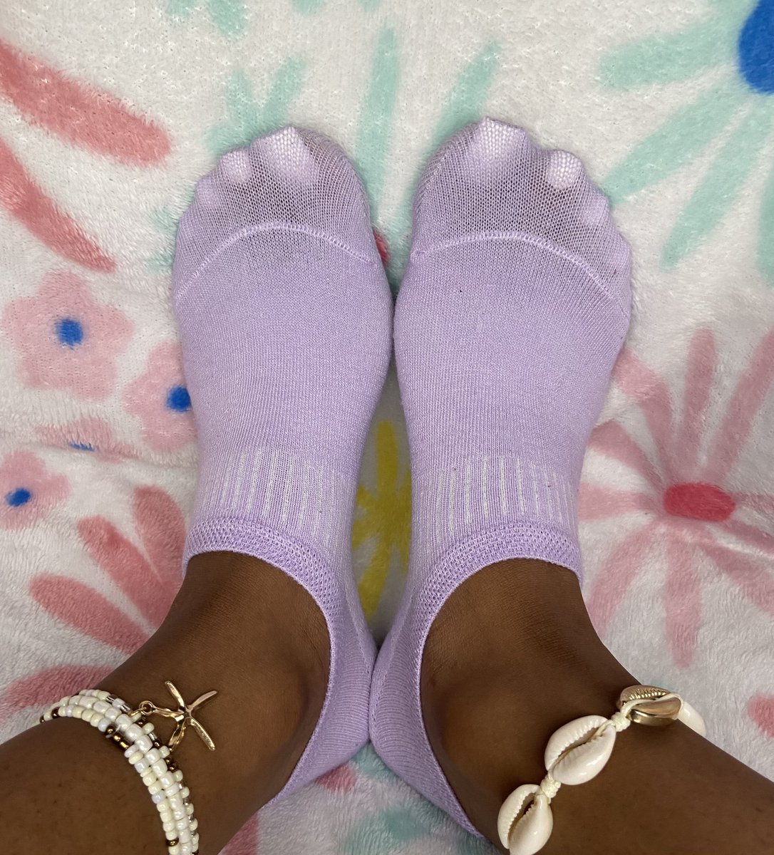 prettyfavefeet's tweet photo. socks on or off? https://t.co/3BnLIFdZTD