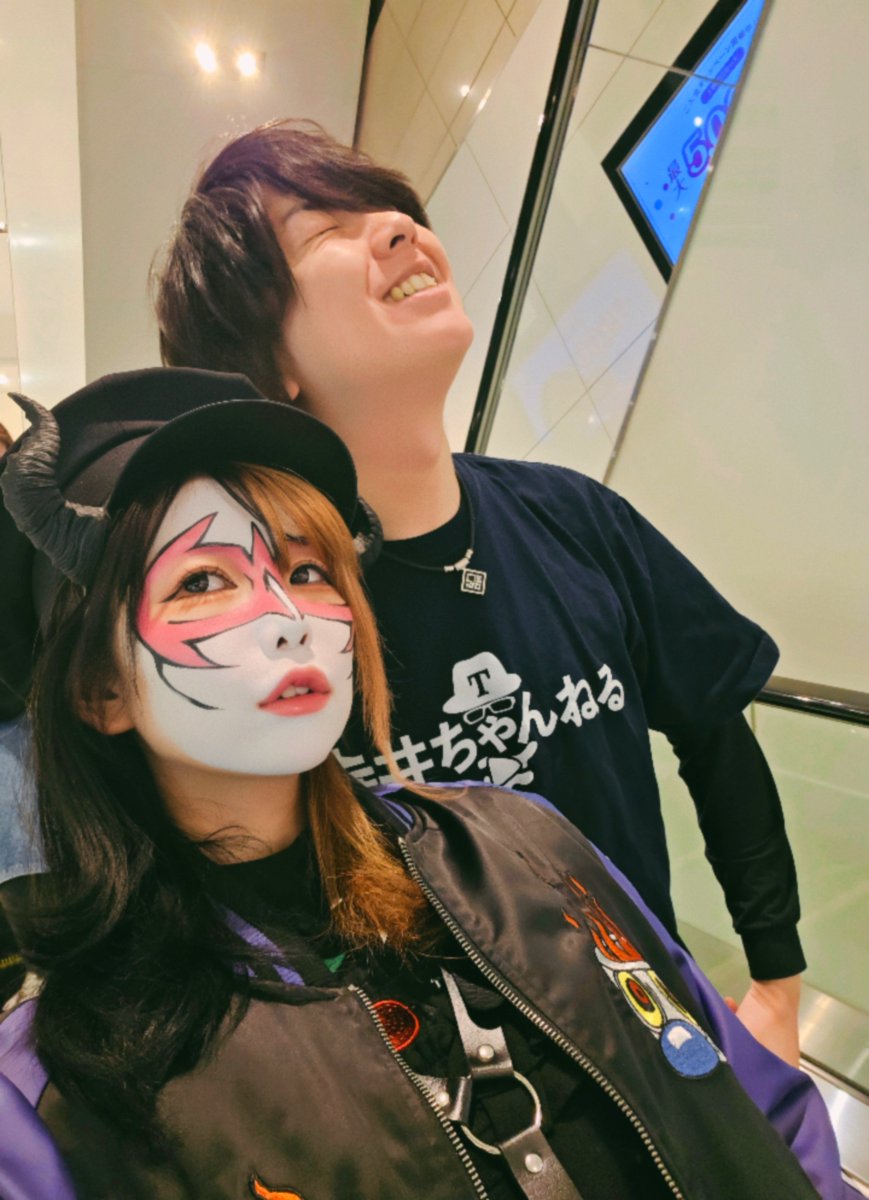 usamiiin's tweet photo. 改めて、寺井夫妻を応援してくれて、見守ってくれて、入籍時にお祝いしてくれた方々

心から感謝の気持ちと、
突然このようなことになって、申し訳ない気持ちでいっぱいである。

結婚の形ってそれぞれで、
この世の夫婦も様々な形で成り立ってるんだと思うけど

生配信でも伝えた通り、どんなに我々が幸せな生活を送れたとしても
自分達だけで完結できるようなことじゃない問題点があって、何かしらの決断をしなければならなかった。
　
その上で、
お互いの守るべきもの、将来のこと、自分のため…

さんざん考えた最善の結論が、離婚という答えだったの。

誰が悪いとかではなく、これが話し合った結果の夫婦の決断だったので、どうか憶測で批判・誹謗中傷などはしないでほしい。

詳しく言えないから憶測を呼んでしまってるのはわかってるんだけど、
今はどうか変わらず2人の活動をそっと見守っていただきたい。

とにかくメンタル維持するために爆速で気持ちの整理つけたはずなんだけど、　
お互いまだ整理ついてないのが正直なとこだし…

けど離婚する以外に答えは本当になかった。自分たちのためにもね。

寺井さんもペロリナも、自分のやりたい活動をより一層頑張って今を乗り越えようとしてるので、
どうか引き続き応援していただけるとなによりです！！！

バロにゃんはペロリナが責任もって育てるよ！！🐾