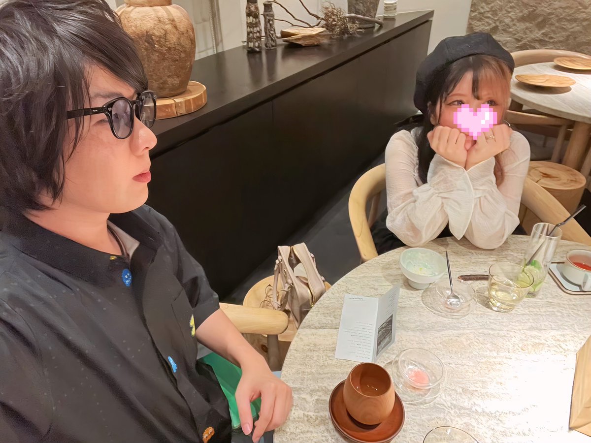 usamiiin's tweet photo. 改めて、寺井夫妻を応援してくれて、見守ってくれて、入籍時にお祝いしてくれた方々

心から感謝の気持ちと、
突然このようなことになって、申し訳ない気持ちでいっぱいである。

結婚の形ってそれぞれで、
この世の夫婦も様々な形で成り立ってるんだと思うけど

生配信でも伝えた通り、どんなに我々が幸せな生活を送れたとしても
自分達だけで完結できるようなことじゃない問題点があって、何かしらの決断をしなければならなかった。
　
その上で、
お互いの守るべきもの、将来のこと、自分のため…

さんざん考えた最善の結論が、離婚という答えだったの。

誰が悪いとかではなく、これが話し合った結果の夫婦の決断だったので、どうか憶測で批判・誹謗中傷などはしないでほしい。

詳しく言えないから憶測を呼んでしまってるのはわかってるんだけど、
今はどうか変わらず2人の活動をそっと見守っていただきたい。

とにかくメンタル維持するために爆速で気持ちの整理つけたはずなんだけど、　
お互いまだ整理ついてないのが正直なとこだし…

けど離婚する以外に答えは本当になかった。自分たちのためにもね。

寺井さんもペロリナも、自分のやりたい活動をより一層頑張って今を乗り越えようとしてるので、
どうか引き続き応援していただけるとなによりです！！！

バロにゃんはペロリナが責任もって育てるよ！！🐾