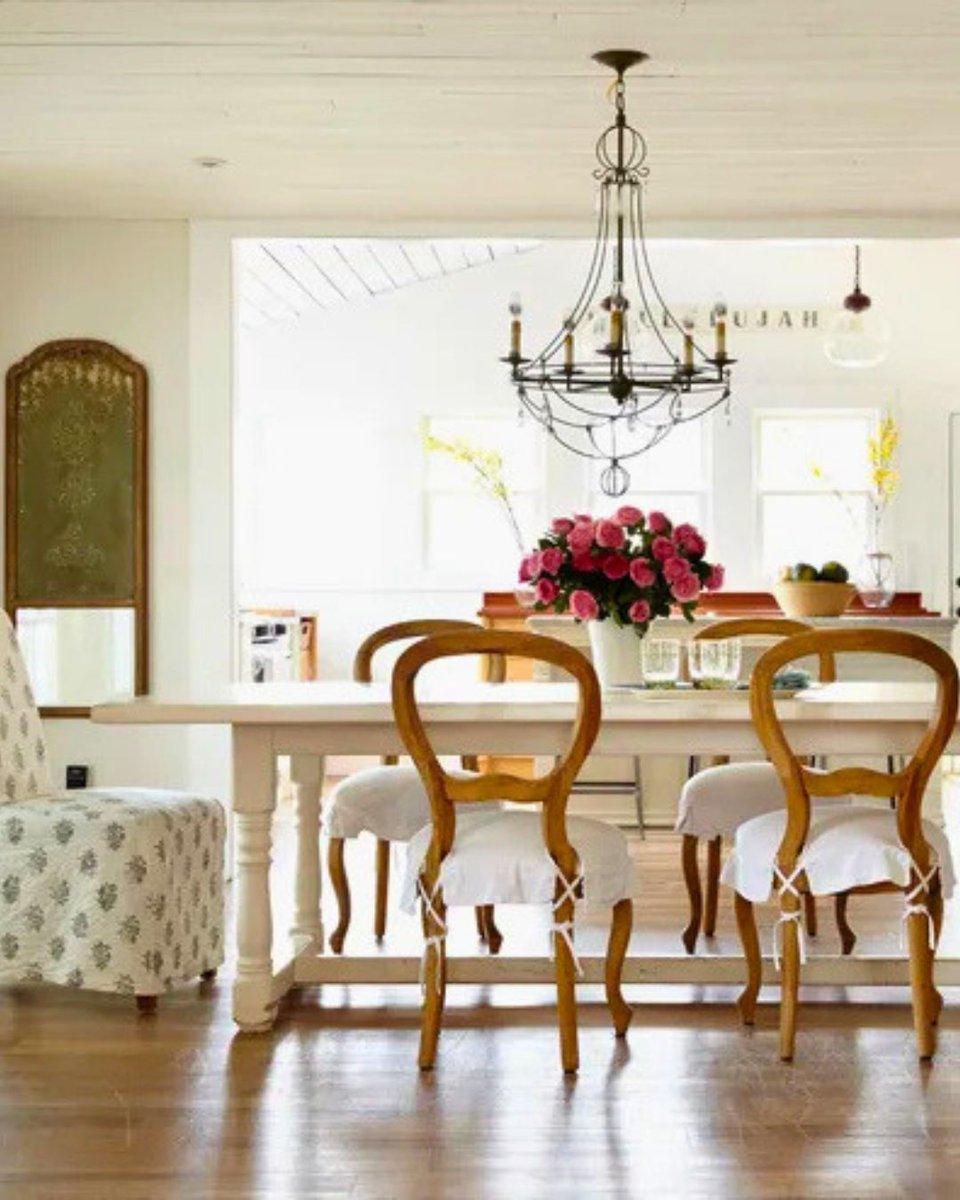 RealtyCounty's tweet photo. 🛍️✨ 5 Best Thrift Store Finds for Recreating the ’90s Look ✨

🪑 Wood furniture – dressers, side tables 
🧺 Wicker &amp; rattan – baskets, chairs 
🖼️ Vintage artwork – floral prints, landscapes 
🪞 Decorative mirrors – especially ornate
🕯️ Brass &amp; ceramic items – lamps, vases https://t.co/iHQDDXHjdL