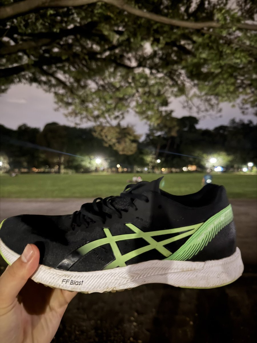Kazuki_trail's tweet photo. 退勤後ポイント練習
1600m×5 R=1分
土トラ＋薄底で設定タイム抑えめだったけどもう少し上げても良かった。
薄底だといつもいかに厚底に頼っているかが分かる。疲労は大きいので適度に履くのが良い。土トラには薄底が相性いいね👍 https://t.co/BZjgE0P2an