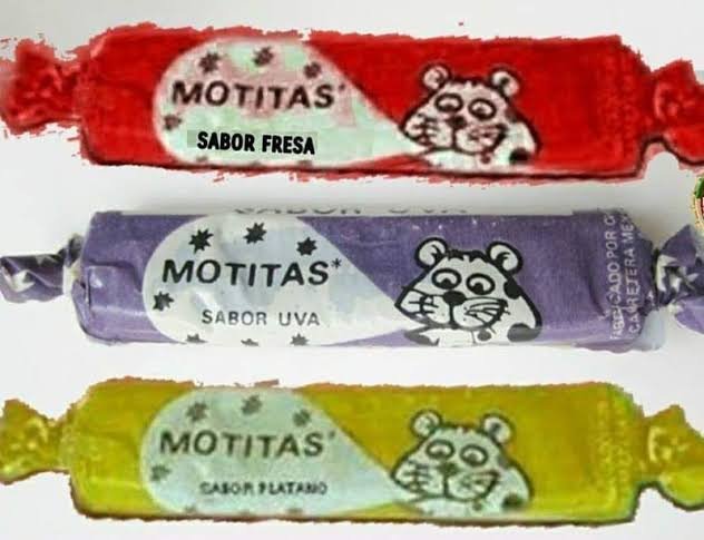 cronicabanqueta's tweet photo. HISTORIAS INTERESANTES
Chicles Motita
Los chicles Motita fueron una emblemática goma de mascar famosa por permitir hacer grandes bombas y por su icónica mascota, un simpático leopardo.

Origen y Época Dorada
Lanzamiento:
La marca fue creada por la empresa Adams (posteriormente parte de Cadbury). Aunque ganó enorme popularidad en las décadas de los 80 y 90 en gran parte de Latinoamérica, sus primeras apariciones datan de mediados del siglo XX.

El nombre y su mascota:
El nombre "Motita" y la imagen del leopardo surgieron debido a las "motas" o manchitas que caracterizaban la piel del felino y que de forma lúdica se asociaban con las manchas de colores o la diversión que dejaba el chicle.

Sabores memorables:
Tuvo múltiples sabores como tutti frutti, fresa, mora azul, salpicón, menta y uva, pero el absoluto favorito de la infancia de muchos fue el sabor a plátano (banano).

Desaparición del Mercado
Cambios en el mercado:
A finales de los 2000 e inicios de la década de 2010, la marca intentó renovarse, pero enfrentó una fuerte competencia de nuevos productos de confitería.
#CronicasDeBanqueta
#arturotrejo