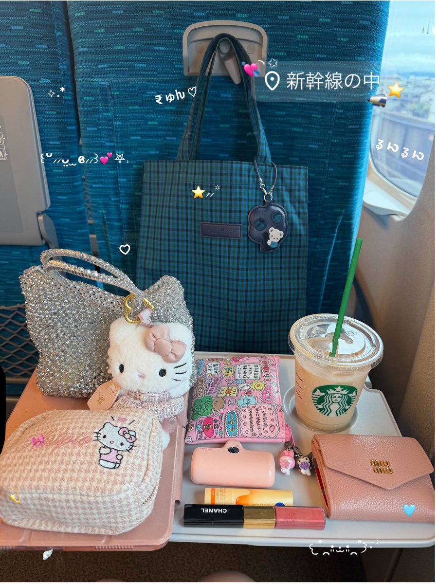 Y_Mn045's tweet photo. 日帰り旅行荷物多女のカバンの中身 https://t.co/Hv8uE1fwMS