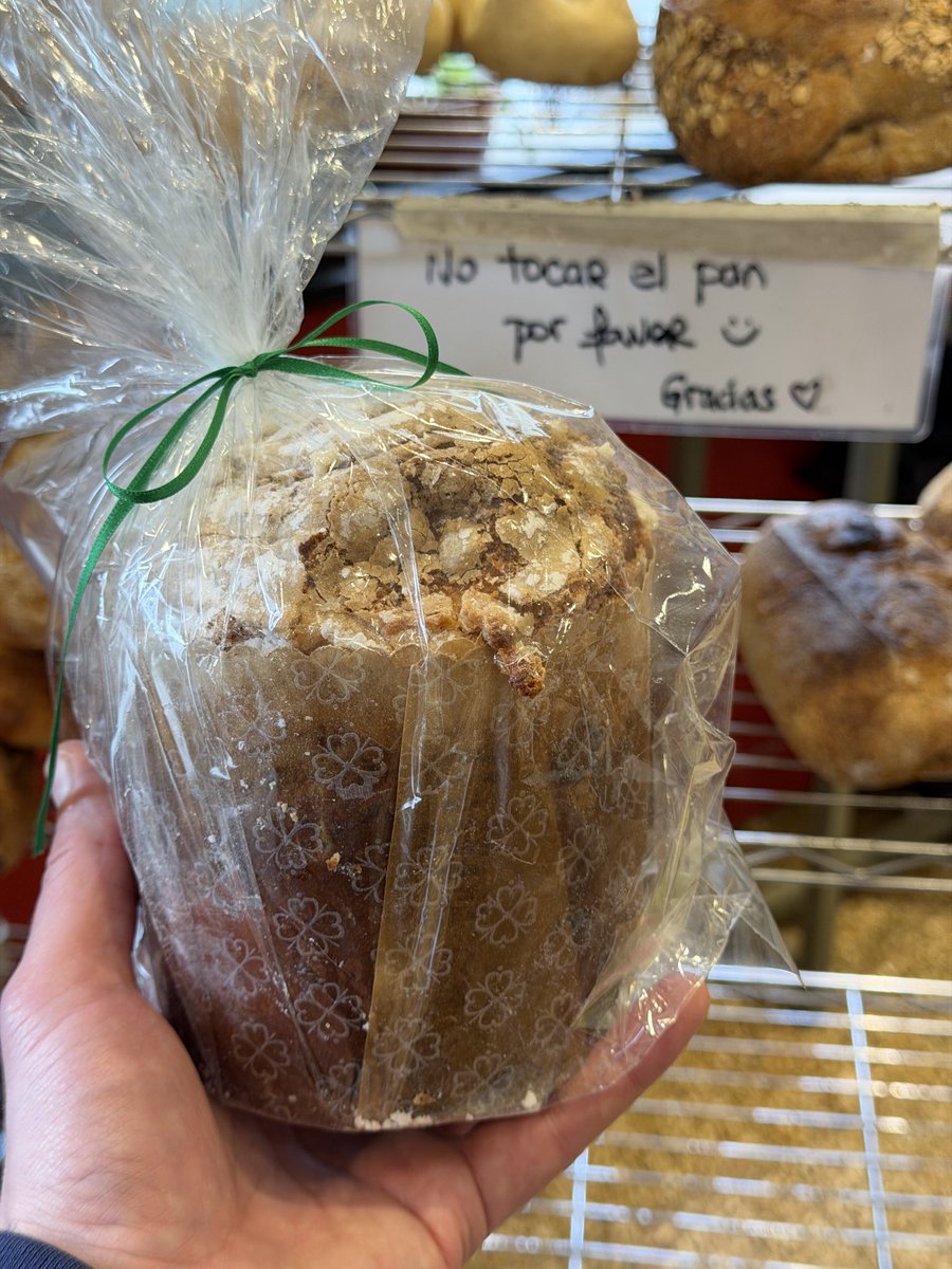BurgerFcts's tweet photo. Ya se puede ahorrar en pan dulce comprando de pozo: Atelier Fuerza te permite encargar el pan dulce de Navidad hoy, pagás al precio de hoy y retirás en diciembre, protegiéndote de la inflación. https://t.co/dsYqGkDYWv