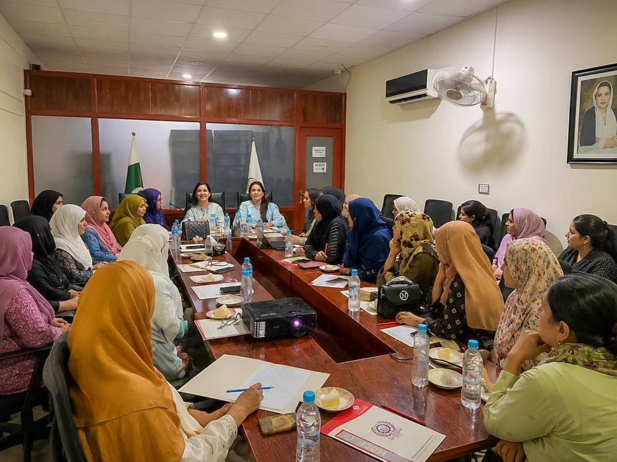 PakSingleWindow's tweet photo. #PSW conducted a #ChangeManagement session at @fwccifsd bringing together women entrepreneurs and business representatives to strengthen their understanding of digital trade facilitation and the tools available to support their trade journey. Azka Rehman provided an overview of the PSW ecosystem and its key functionalities, along with a detailed demonstration of the TradeVerse/Trade Information Portal of Pakistan (#TIPP). The engagement focused on helping participants access and navigate trade-related information more effectively through TIPP, while an interactive Q&A session addressed their queries and provided practical guidance on PSW services.