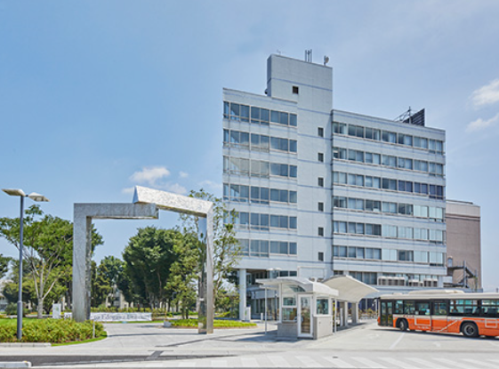 yamanobeedge's tweet photo. 本年度、江戸川大学社会学部経営社会学科にて「ゲームシナリオ論」「ゲーム社会学」の非常勤講師を務めています。
ゲーム、コンテンツを社会、文化、産業構造の視点から捉える講義になります。ゲームの社会化、コミュニティ、ビジネス構造など、「ゲームが社会にどう組み込まれているのか」を考えていきます。
ゲームを作る側としての経験も交えつつ、少し引いた視点から社会とゲームの関わりを伝えられればと思っています。