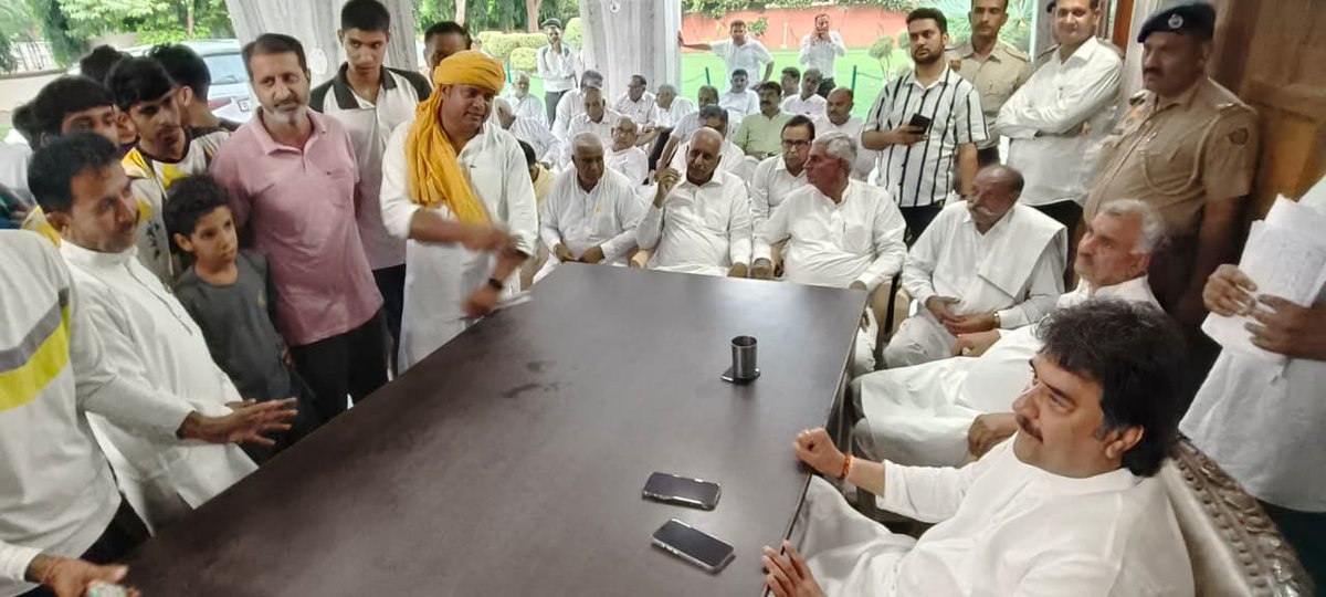 bishnoikuldeep's tweet photo. हिसार लोकसभा क्षेत्र सहित विभिन्न क्षेत्रों से आए आम जनमानस से मुलाकात कर उनकी समस्याओं को गंभीरता से सुना और उनके निवारण के लिए हरसंभव प्रयास किया।

जनता की सेवा और उनकी समस्याओं का समाधान ही हमारा संकल्प है। 🙏🏻 https://t.co/xOsummJDNU