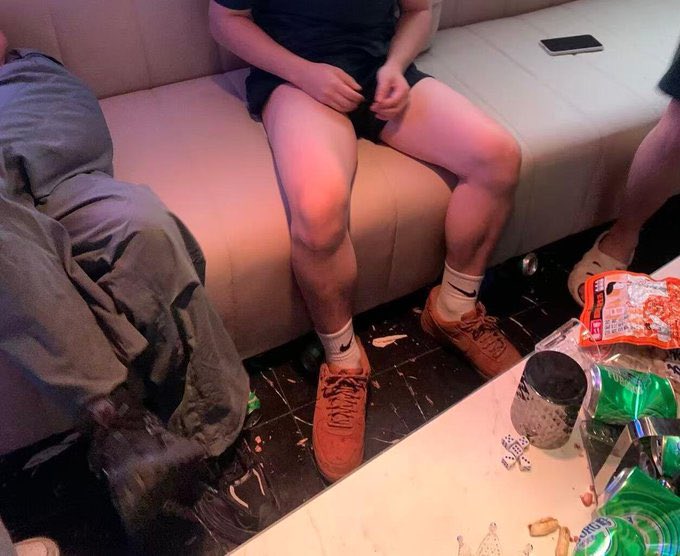 emma_trinko's tweet photo. 约兄弟喝酒唱K。给兄弟整燥热了，坐着把短裤扯到大腿根全露出来，旁边的哥们直接忍不住了，手搭他腿上乱摸，兄弟自己还一脸无所谓，腿张得老开。
后来💊效到了直接躺下，整个人软在沙发上，大机霸梆硬
兄弟之间这画面真的有点燥……今晚怕是睡不着了。#迷玩 https://t.co/Skrd20sRQ2