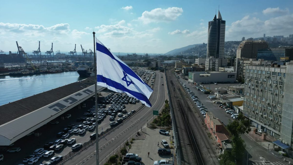 Itongadol's tweet photo. Israel izó en Haifa la bandera portátil más grande del mundo
Leer más: https://t.co/5HCPgnG0Xu
#Israel #Haifa #RecordsGuinness Agencia AJN https://t.co/FtkhM1hpXf
