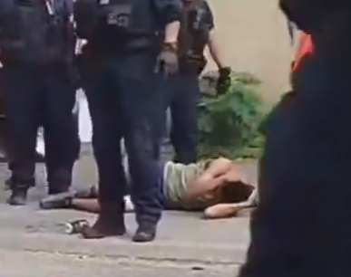 SirenesFR's tweet photo. 🔴 TOUT DE SUITE MOINS DRÔLE | Le jeune homme poussé à terre, Youssef, est décédé. 🪦

L'homme est décédé le 3 juillet et la vidéo a été tournée le 21 juin. Il a fait un arrêt cardiaque, possiblement suite à une consommation de drogue. L’autopsie exclut toute lésion traumatique.
