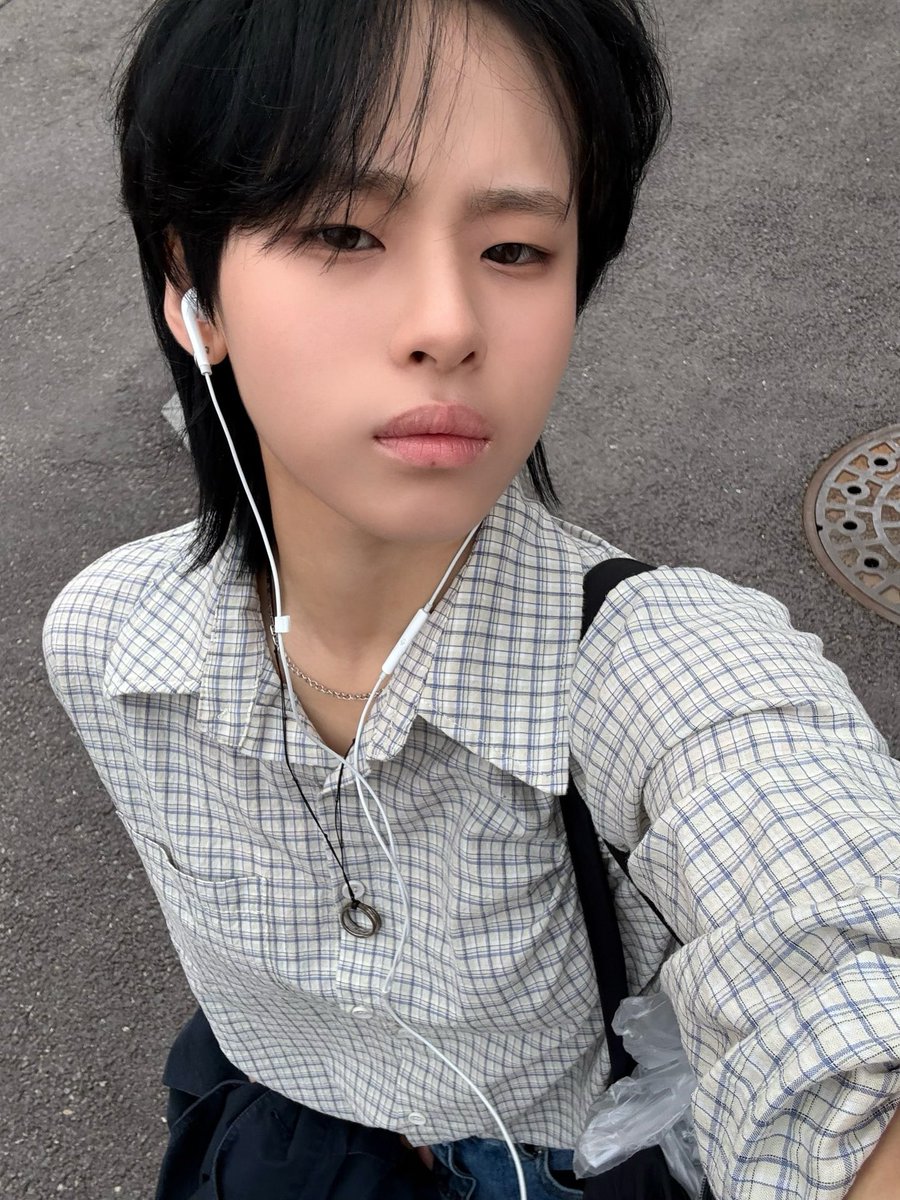 chichi_cuute's tweet photo. 분명내취향은왼쪽인디
요상하게오른쪽에게심장이막쿵쾡쿵쾅거림………
크흐읍얼굴만봐두힘이난다 https://t.co/gsuQwOM6xd