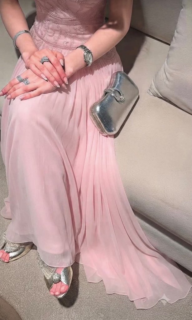 nrf7uw's tweet photo. اويليييي الفستان يموّتتت من شي ان 💗💕💖💓
رقمه : A462B63 https://t.co/3GLgmM0vQa