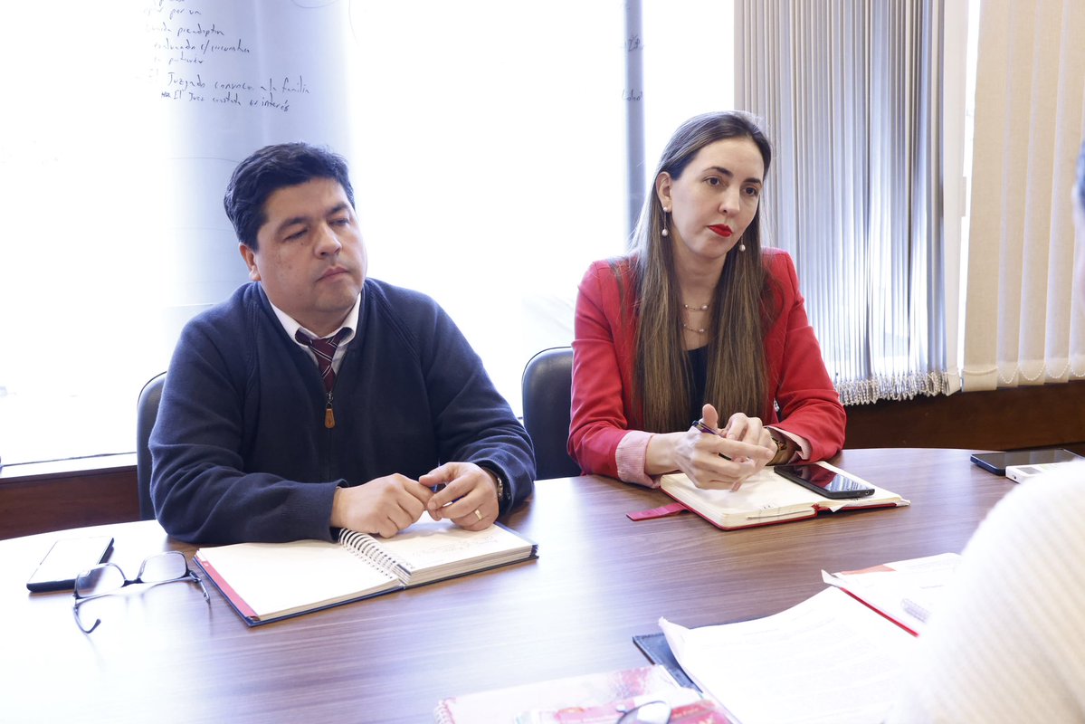 MTESS_PY's tweet photo. #Articulación | MTESS y @MINNAParaguay articulan acciones para fortalecer la protección de niños, niñas y adolescentes frente al trabajo infantil

La directora de Protección de Niñez y Adolescencia del MTESS @lau_diazgrutter mantuvo una reunión de trabajo con el viceministro de Protección Integral de los Derechos de Niños, Niñas y Adolescentes, Eduardo Escobar Said, y el asesor jurídico Ernesto Benítez para consensuar la propuesta del anteproyecto de ley que busca garantizar el derecho de niños, niñas y adolescentes a la protección contra el trabajo infantil.

El encuentro permitió avanzar en criterios comunes y aportes técnicos para fortalecer la normativa y los mecanismos de protección de la niñez y la adolescencia frente a situaciones de trabajo infantil.
