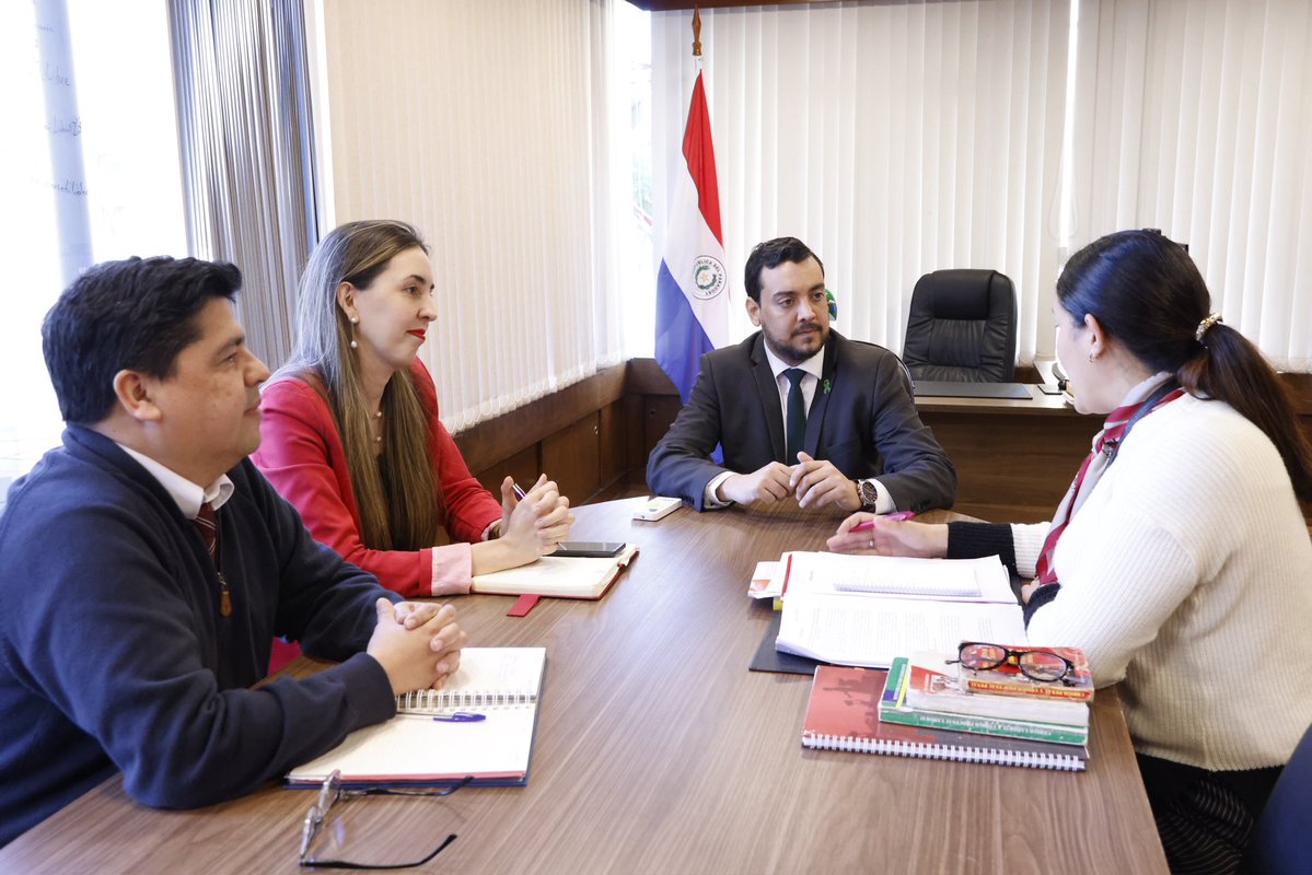 MTESS_PY's tweet photo. #Articulación | MTESS y @MINNAParaguay articulan acciones para fortalecer la protección de niños, niñas y adolescentes frente al trabajo infantil

La directora de Protección de Niñez y Adolescencia del MTESS @lau_diazgrutter mantuvo una reunión de trabajo con el viceministro de Protección Integral de los Derechos de Niños, Niñas y Adolescentes, Eduardo Escobar Said, y el asesor jurídico Ernesto Benítez para consensuar la propuesta del anteproyecto de ley que busca garantizar el derecho de niños, niñas y adolescentes a la protección contra el trabajo infantil.

El encuentro permitió avanzar en criterios comunes y aportes técnicos para fortalecer la normativa y los mecanismos de protección de la niñez y la adolescencia frente a situaciones de trabajo infantil.