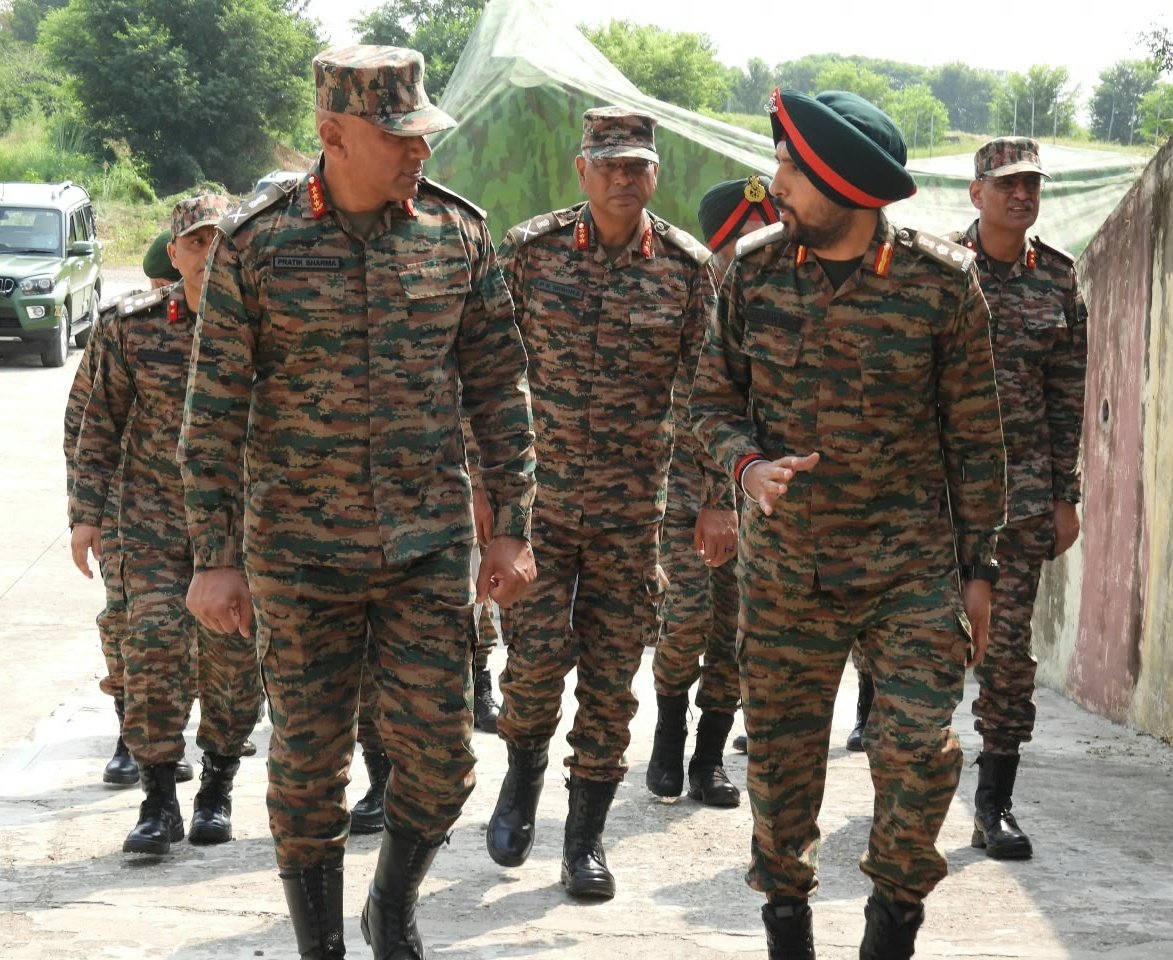 NorthernComd_IA's tweet photo. Lt Gen Pratik Sharma, #ArmyCdrNC, visited forward areas of #Akhnoor Sector to assess the existing security dynamics and review operational readiness of the units.

​The Army Commander commended the troops for their relentless resolve and formidable spirit in safeguarding the #Nation. He encouraged all ranks to pursue excellence in operational capability, remain vigilant, responsive and combat-ready at all times.
 
#NationFirst
#AlwaysInCombat

@adgpi
@Whiteknight_IA
@prodefencejammu