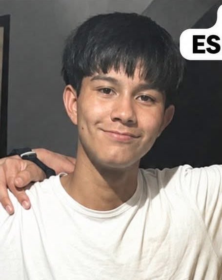 AleGon_27's tweet photo. #Lamentable 🕊️| Dubier Osmar, de 15 años, era el joven que murió atropellado en #SantaCatarina.

A través de redes sociales, sus familiares confirmaron su identidad y agradecieron a las personas que compartieron la ficha de búsqueda para ayudar a localizarlo.

El adolescente había sido visto por última vez en la colonia Hacienda El Palmar y fue localizado sin vida tras ser atropellado la noche del sábado sobre la carretera a García.

De acuerdo con el reporte de búsqueda , Dubier Osmar era alumno de la Preparatoria No. 23 de la UANL, Unidad San Pedro.

El conductor responsable del accidente se dió a la fuga, por lo que las autoridades ya iniciaron las investigaciones para dar con su paradero 

A través de su página de Facebook , la Preparatoria 23 de la UANL expresó su pesar por el fallecimiento de su estudiante Dubier Osmar Escobedo Martíne. 

“Descanse en paz”, señaló la Preparatoria 23.

@EnfoqueMty