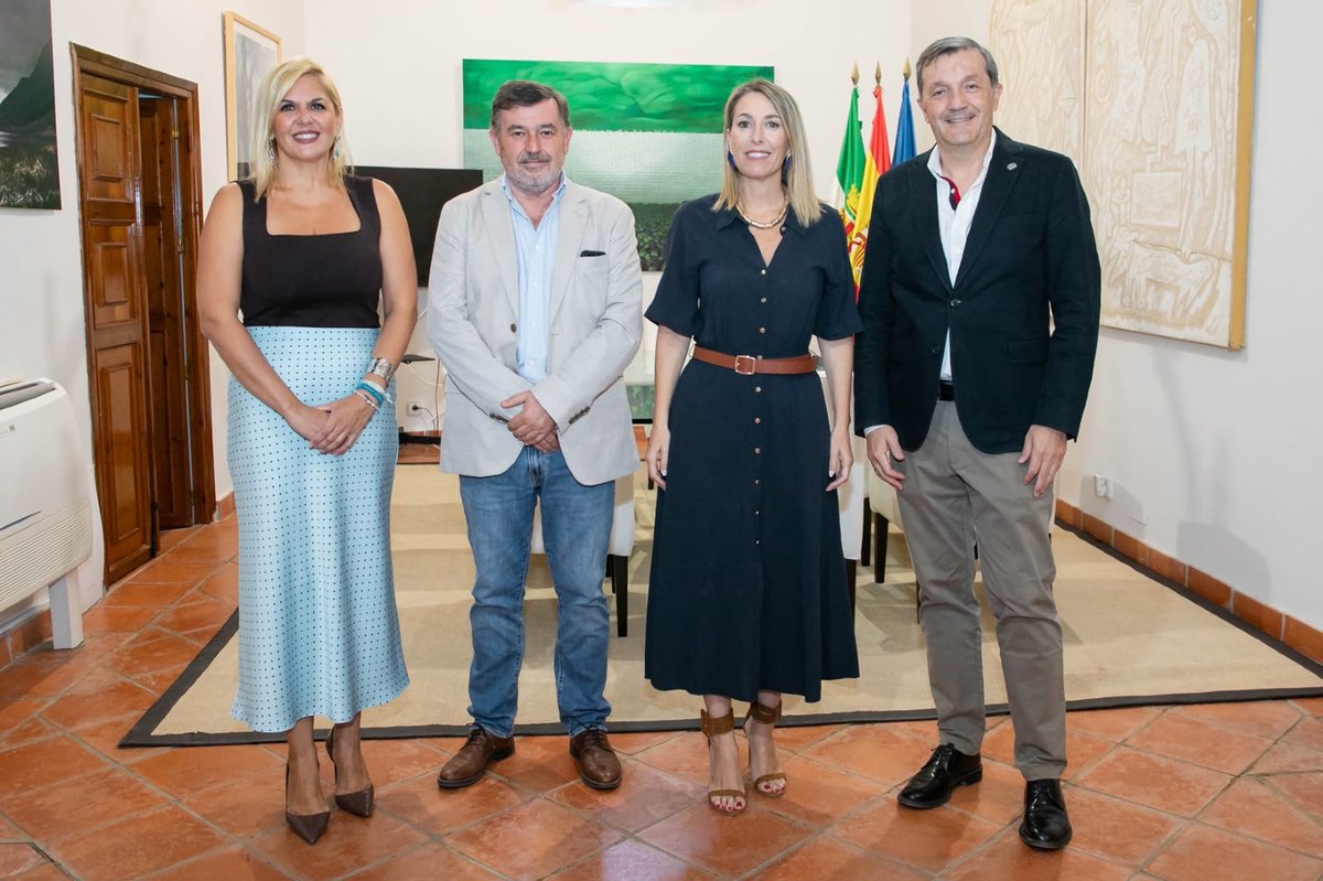CSIFExtremadura's tweet photo. 📸 El presidente de CSIF Extremadura, Benito Román, y el vicp. Andrés Rayo, han mantenido un encuentro con la presidenta de la Junta María Guardiola y la consejera Elena Manzano para abordar distintas cuestiones de interés, como la homologación salarial de los empleados públicos. https://t.co/Nma5bHa6Bp