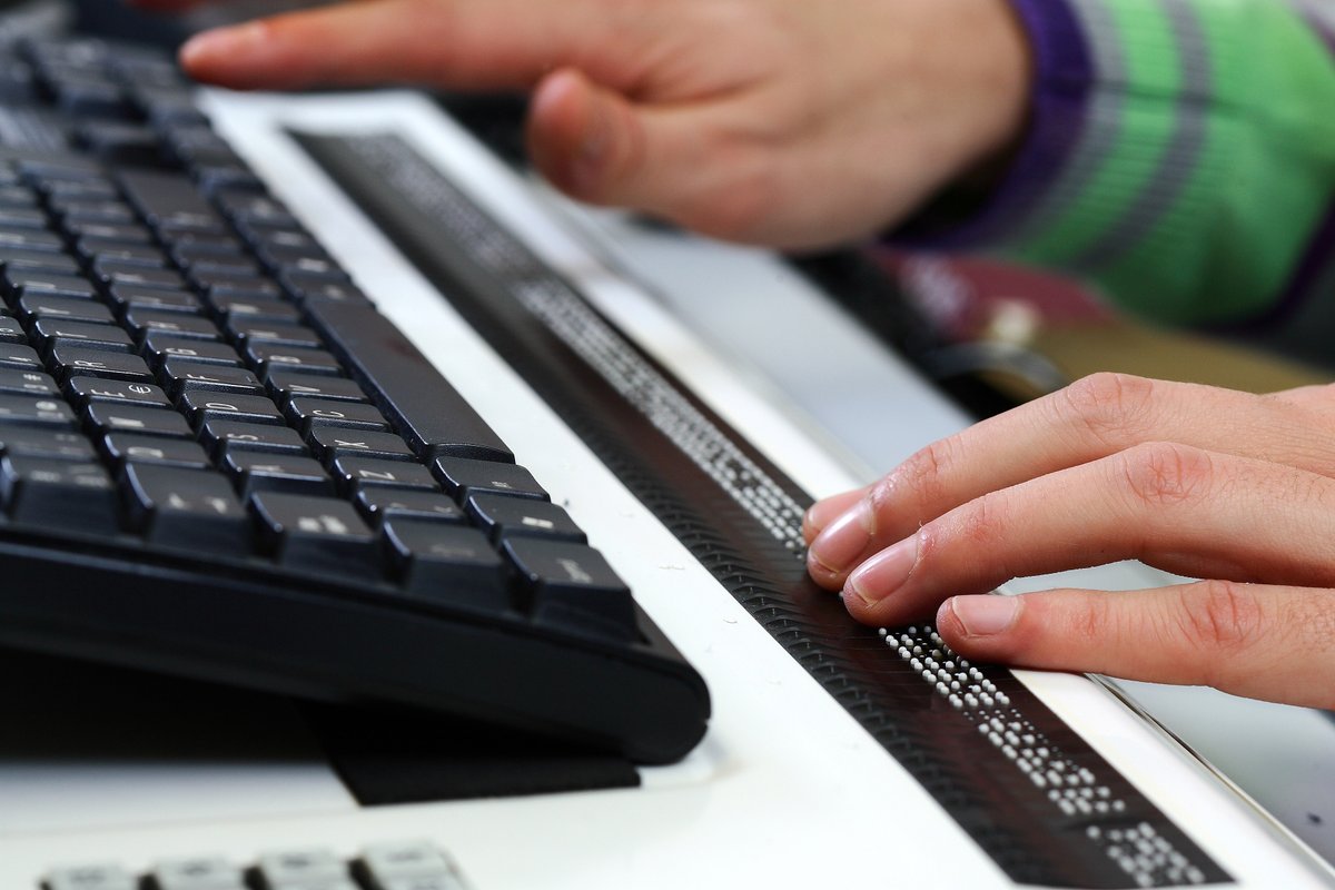 ONCECatalunya's tweet photo. 🧐 Vols formar part de l'equip del @GrupoSocialONCE?

L'@ONCE_oficial convoca el curs especialitzat en tècniques sobre tiflotecnologia i braille per a persones amb discapacitat visual, amb l'objectiu de capacitar a un grup de 14 persones per tal que puguin optar a una vacant de Tècnic B a l'ONCE. 

Per a més informació contacteu al 📞 93 238 10 18 i dtoaupdg@once.es (abans del 28/09).